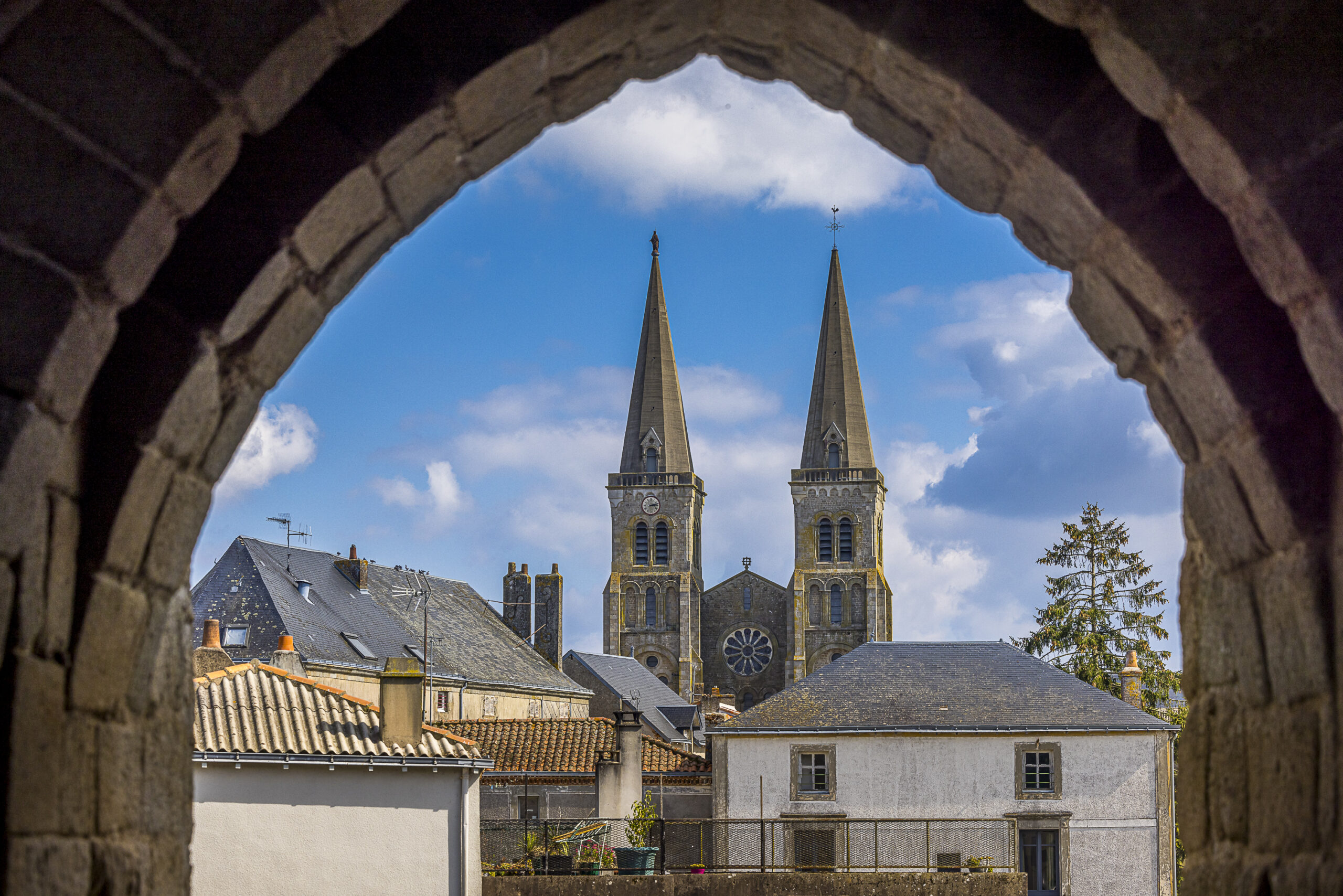 D-Darrault-Petites-Cites-de-Caractere-Vue sur l_église de la Trinité